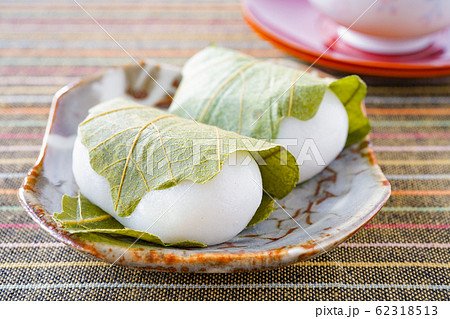 かしわ餅とお茶 62318513