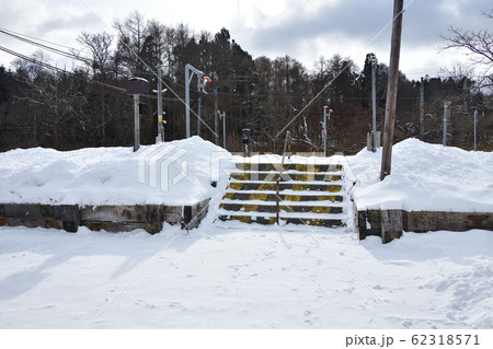冬の北海道森町JR渡島砂原駅の雪景色を撮影 62318571