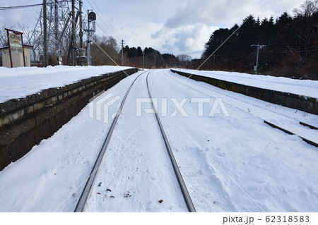 冬の北海道森町JR渡島砂原駅の雪景色を撮影 62318583