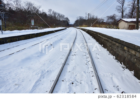 冬の北海道森町JR渡島砂原駅の雪景色を撮影 62318584