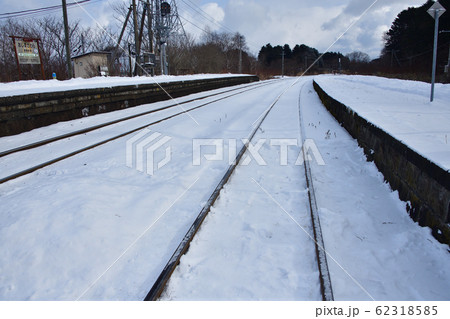 冬の北海道森町JR渡島砂原駅の雪景色を撮影 62318585