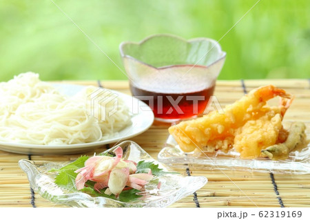 そうめん 麺つゆ 薬味 天ぷら 屋外 そうめん 麺つゆ 薬味 天ぷら 屋外 62319169
