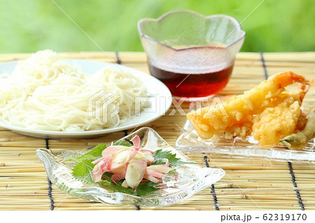 そうめん　麺つゆ　薬味　天ぷら　屋外 62319170