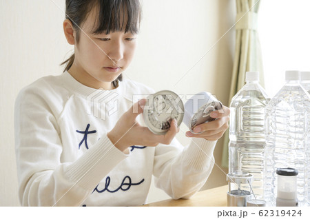 防災用品の点検（缶詰 賞味期限の確認） 62319424