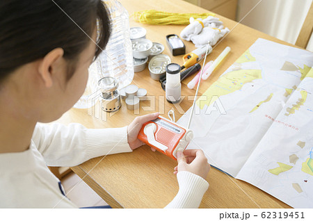 防災用品の点検(ラジオ) 防災用品の点検(ラジオ) 62319451