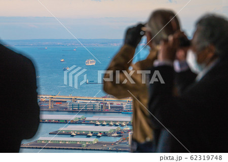 日本の横浜都市景観 新型コロナウイルス・横浜港沖でのクルーズ船の検疫作業などを見つめる観光客=4日 日本の横浜都市景観 新型コロナウイルス・横浜港沖でのクルーズ船の検疫作業などを見つめる観光客=4日 62319748