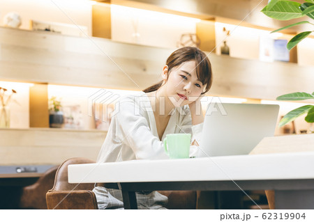 ノマドワーク 女性 62319904