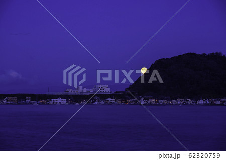 (静岡県)沼津市・江浦湾の落月 (静岡県)沼津市・江浦湾の落月 62320759