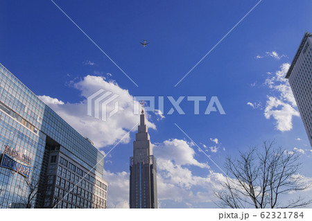 都市風景 新宿上空の航空機 羽田新ルート 東京都 都市風景 新宿上空の航空機 羽田新ルート 東京都 62321784