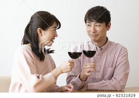 赤ワインで乾杯する男女 62321829