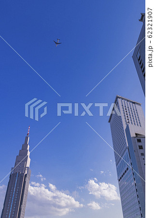 都市風景　新宿上空の航空機　羽田新ルート　東京都 62321907