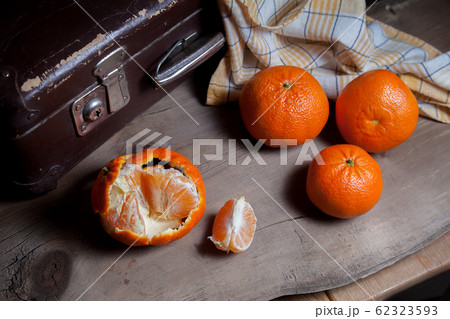 Unpeeled round ripe orange mandarins or tangerines 62323593