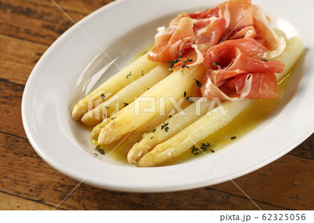 ホワイトアスパラガスの生ハムのせ 62325056
