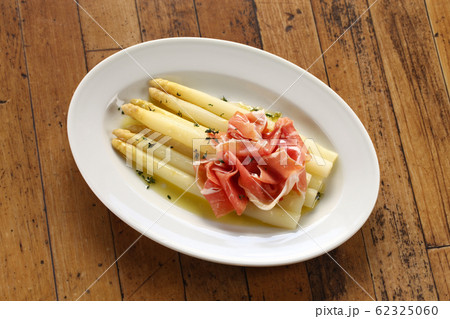 ホワイトアスパラガスの生ハムのせ 62325060