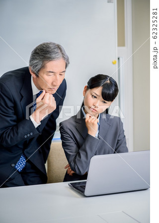 オフィス ビジネス パソコン シニア 男女 オフィス ビジネス パソコン シニア 男女 62325281