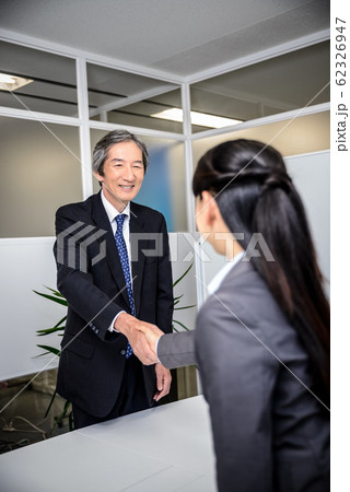 シニア オフィス 挨拶 握手 ビジネス シニア オフィス 挨拶 握手 ビジネス 62326947