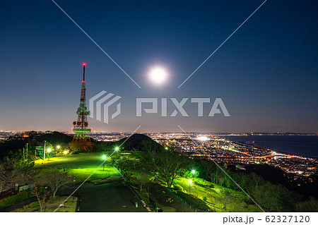 神奈川県 湘南平の夜景 満月の夜の写真素材