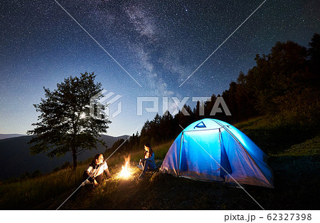 Couple tourists resting at night camping under stars 62327398