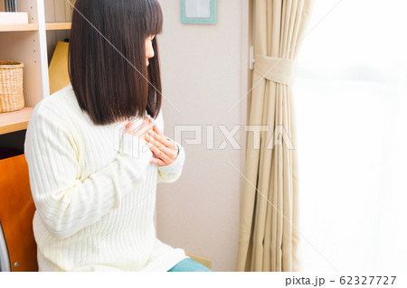 胸を抑える女性 胸痛 息苦しい 様々な疾病 胸を抑える女性 胸痛 息苦しい 様々な疾病 62327727