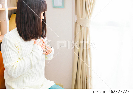 胸を抑える女性　胸痛　息苦しい　様々な疾病 62327728