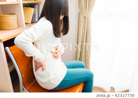 腰を抑える女性　腰痛など様々な症状 62327730