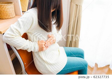 脇腹を抑える女性　様々な症状 62327735