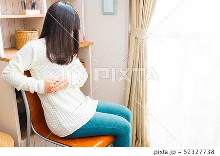 脇腹を抑える女性 様々な症状 脇腹を抑える女性 様々な症状 62327738