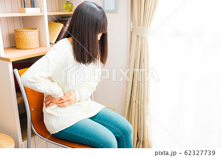 脇腹を抑える女性　様々な症状 62327739