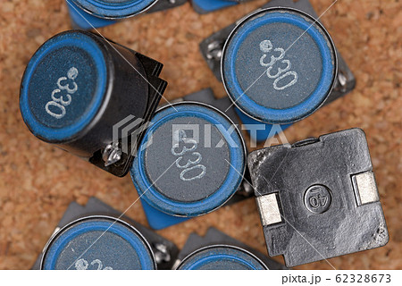 電子部品、面実装インダクタ（コルク背景） 62328673