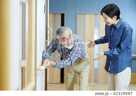 介護　介護士　シニア 62329087