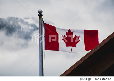 雪山をバックにはためくカナダ国旗　　スコーミッシュ  カナダ 62330242
