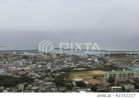 沖縄 伊江 伊江島タッチューから望む街並み 伊江港を出港するフェリーいえしま の写真素材