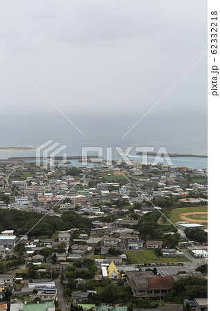 沖縄　伊江　伊江島タッチューから望む街並み（伊江港を出港するフェリーいえしま） 62332218