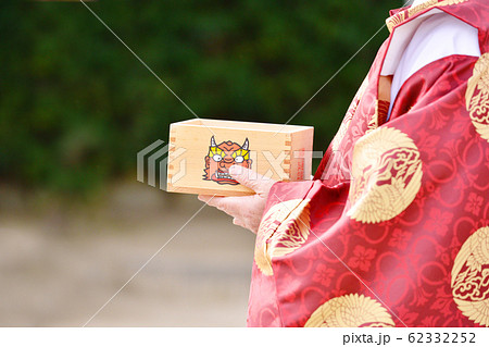 節分祭 節分イメージ 豆まき イメージ素材 厄除けお祓い 升に入った豆を持った神主 節分祭 節分イメージ 豆まき イメージ素材 厄除けお祓い 升に入った豆を持った神主 62332252