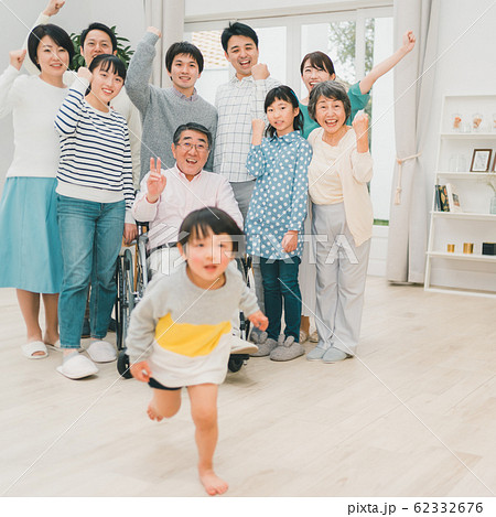 family　孫　応援　家族　三世代 62332676