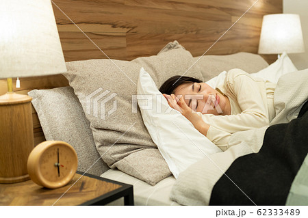 ミドル女性 寝る ベットルーム 寝室 ライフスタイルイメージ 62333489