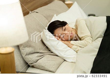 ミドル女性 寝る ベットルーム 寝室 ライフスタイルイメージ 62333491