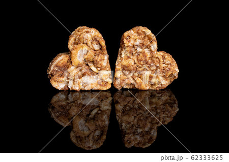 Cereal cocoa heart isolated on black glass 62333625