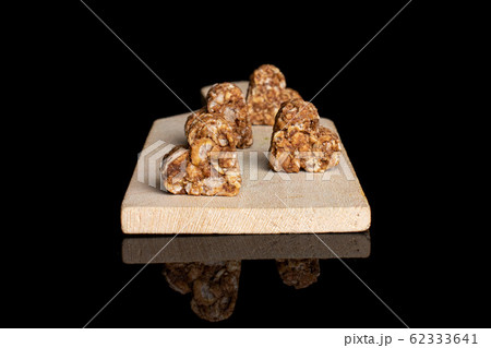 Cereal cocoa heart isolated on black glass 62333641