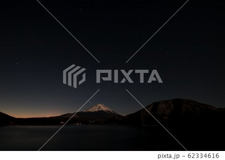 本栖湖の夜明け前の富士山と星空 本栖湖の夜明け前の富士山と星空 62334616