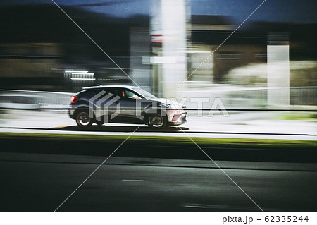 走行する自動車 走行する自動車 62335244