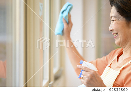 女性シニア エプロン 窓拭き / 掃除イメージ 女性シニア エプロン 窓拭き / 掃除イメージ 62335360