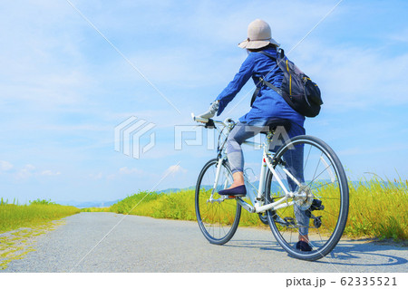 サイクリング・女性・青空 サイクリング・女性・青空 62335521