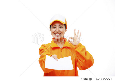 オレンジ色の服を着た女性 オレンジ色の服を着た女性 62335551