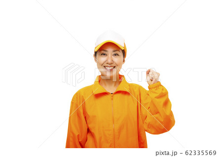 オレンジ色の服を着た女性 62335569