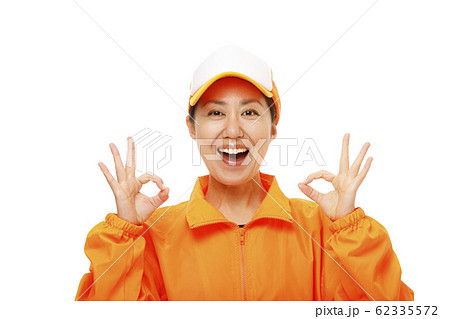 オレンジ色の服を着た女性 オレンジ色の服を着た女性 62335572