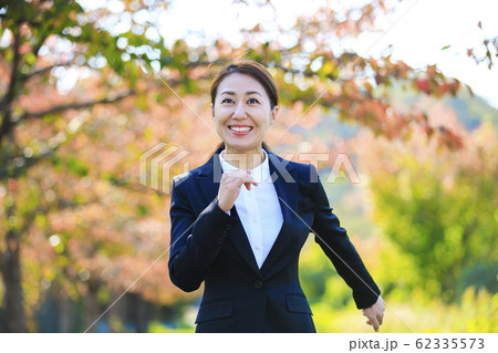 歩く・ビジネス女性 62335573