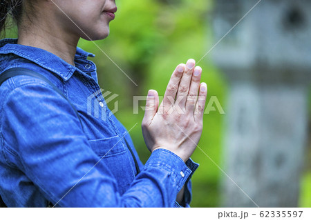 拝む女性 62335597