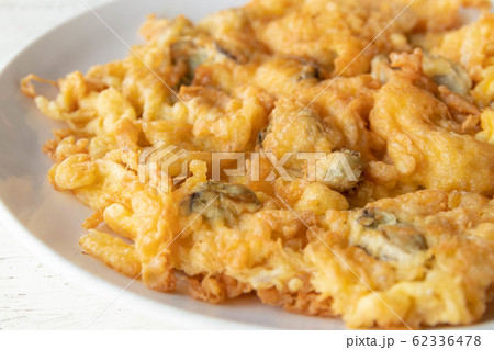 Thai omelette with oyster on dish Thai omelette with oyster on dish 62336478