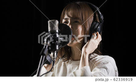 ボーカルのレコーディングをする女性	 62336919
